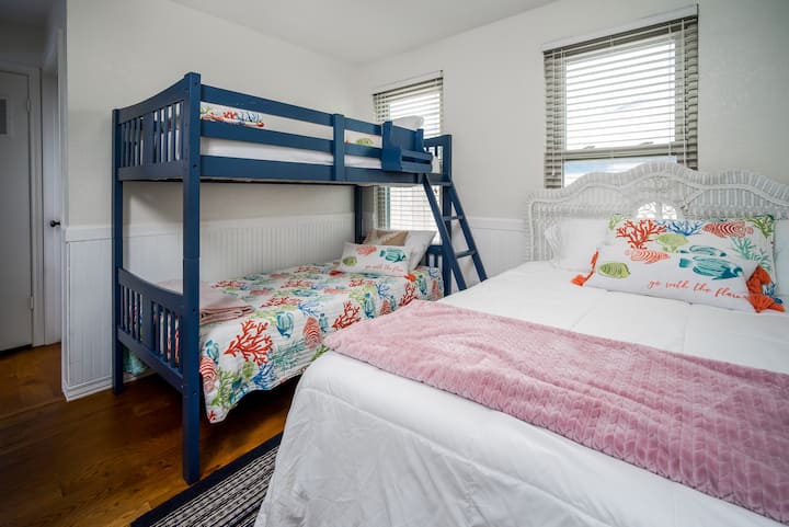 Dhomë gjumi 2 me 1 krevat të plotë dhe dyshe mbi krevate dopio