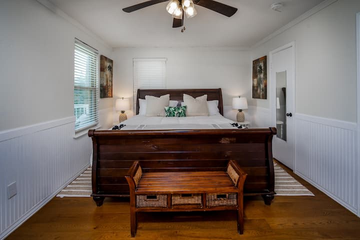 Dhomë gjumi kryesore me krevat dopio "king" të rehatshëm, televizor dhe derë në verandën e përparme