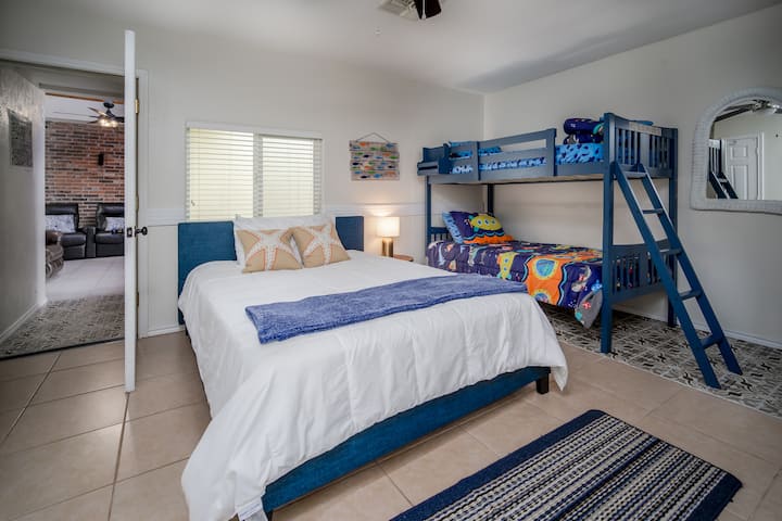 Dhoma e gjumit 3 ka 1 krevat dopio dhe krevat dopio mbi krevate dopio