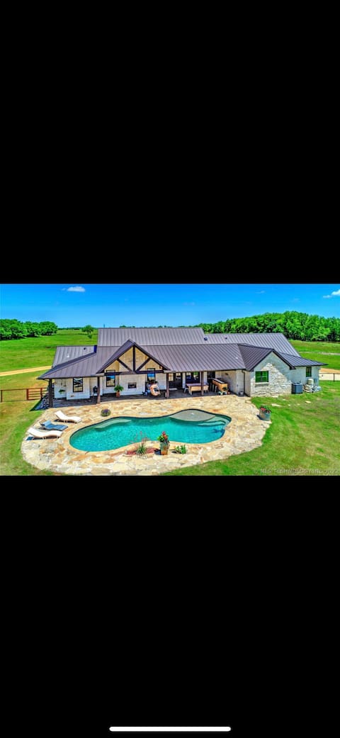 Countryside Manor with Pool