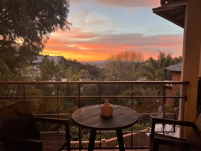 Sunlit Two Bedroom + Office in Beachwood Canyon