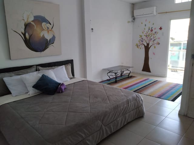 Entire home with 3 bedrooms in portovejo - Casa agradable con estacionamiento gratuito.