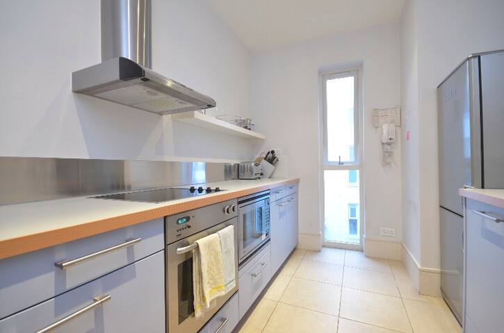 3 bed Covent Garden apartment with terrace gallery image 4