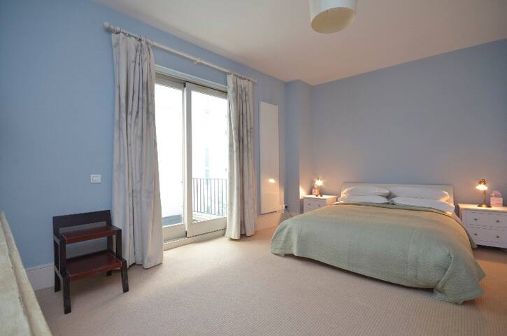 3 bed Covent Garden apartment with terrace gallery image 3