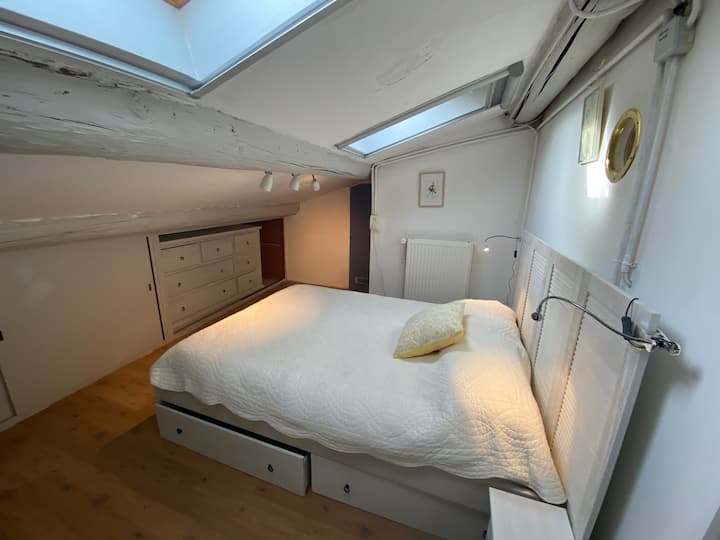 ห้องนอนใต้หลังคาหน้าต่าง velux ติดตั้งมู่ลี่และมุ้งลวด 