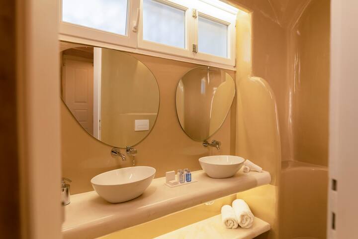 Oia Mansion gallery image 3