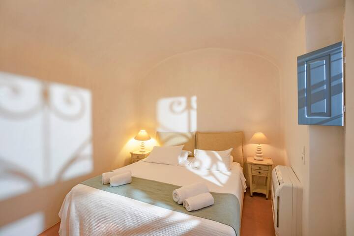 Oia Mansion gallery image 2