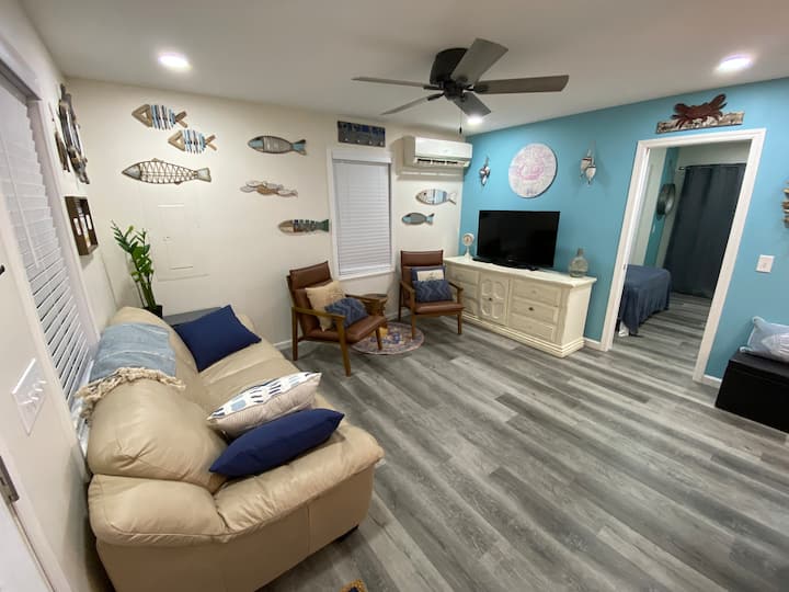 סלון עם ספה מתקפלת, לנמנם באמצע היום או להירגע אחרי יום כיף באגם!