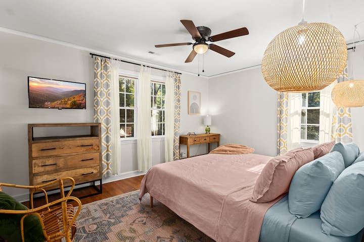 卧室1 ：加大双人床、吊扇、可选的空气净化器，还用作白噪音机和第二台风扇、梳妆台、控制台桌椅、2个带全身镜的衣柜。 提供衣架。
婴儿用品在衣橱里。