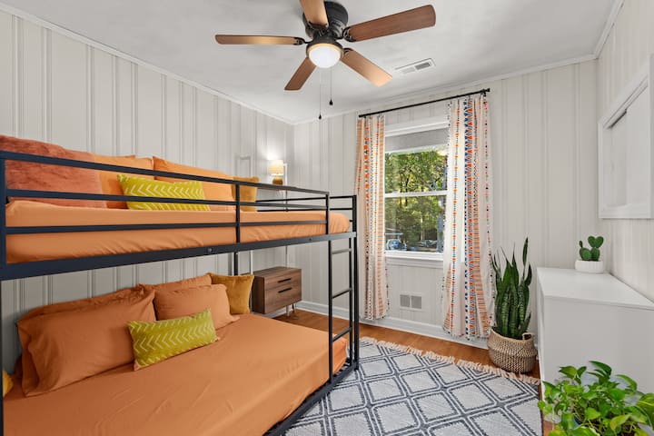 卧室3 ：全尺寸/双层床、空气净化器，可作为白噪音机、卷帘和储物箱。 未图片-电子充电端口。 

这些毯子和床上用品放在壁橱里。