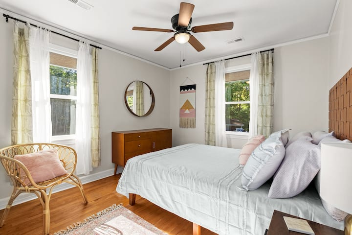 卧室2 ：标准双人床、吊扇、可选的空气净化器、滚筒、椅子、带长凳的开放式衣柜。 提供衣架。没有图片-电子充电端口站。
