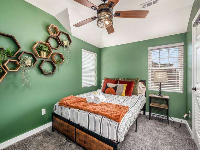 Jenny’s Palace In The Heart of Columbus! gallery image 3