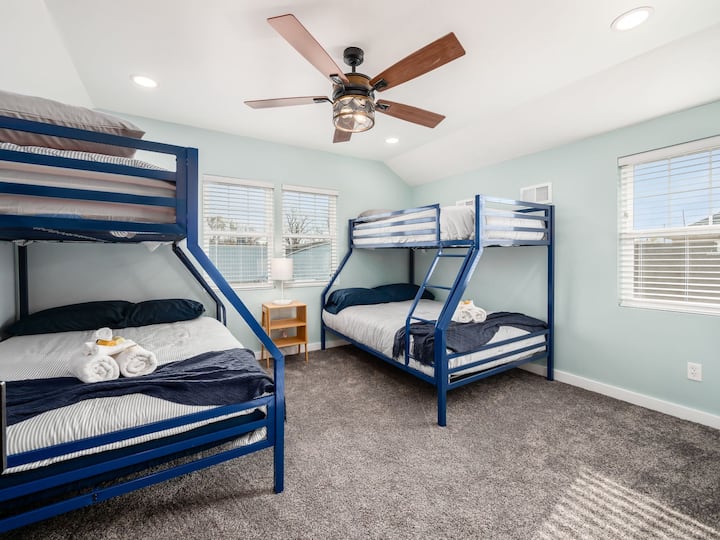 СПАЛНА СОБА СО 2 КРЕВЕТА НА ДВА ДЕЛА