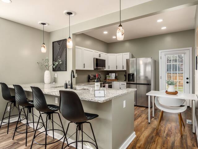 Jenny’s Palace In The Heart of Columbus! gallery image 5