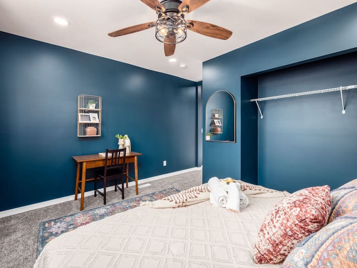 ДЛАБОКА СИНА СПАЛНА СОБА ВО ОКЕАНОТ