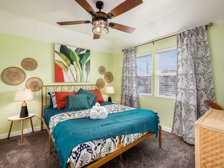 Опуштете се со стил среде внимателно избраните детали за нашата привлечна спална соба, дизајнирана за ваше најголемо задоволство.