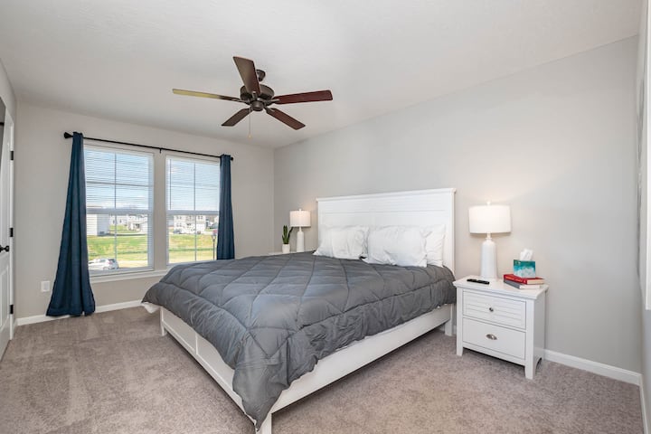 Ova spavaća soba s bračnim krevetom ima veliki ormar, TV ravnog ekrana i noćne potrepštine za vaše stvari.