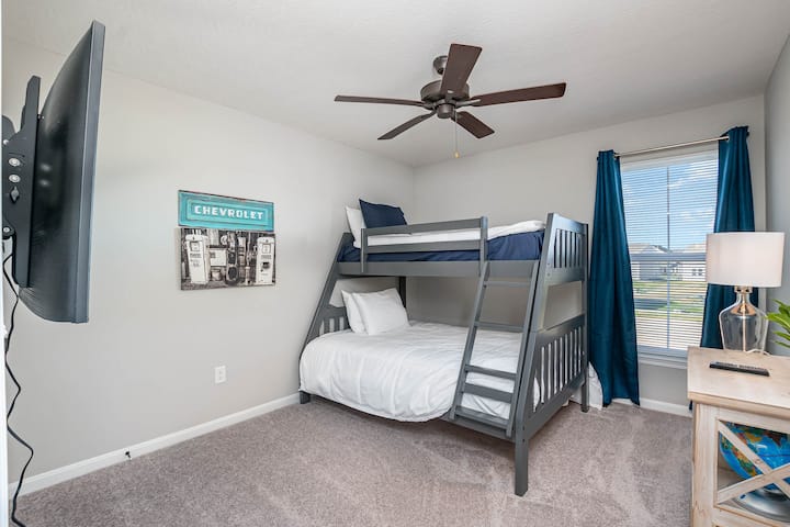 Posljednja spavaća soba ima krevet na kat s madracem u punoj veličini na dnu i madracem za dvije osobe na vrhu. Tu je i TV ravnog ekrana.