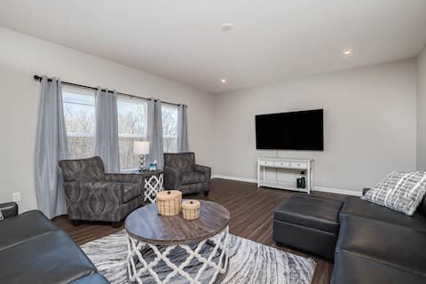 Cheerful 5 bedroom on azra with a pool and real