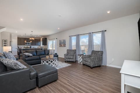 Cheerful 5 bedroom on azra with a pool and real