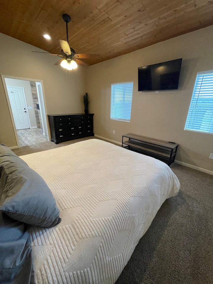 Chambre principale avec lit King Size et salle de bain principale