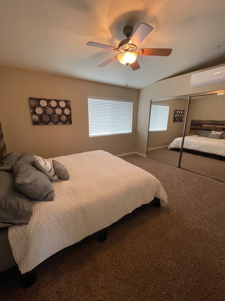 Chambre à l'étage avec lit King Size et salle de bain attenante