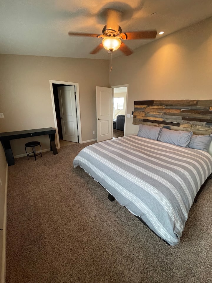 Chambre à l'étage avec lit King Size et salle de bain attenante