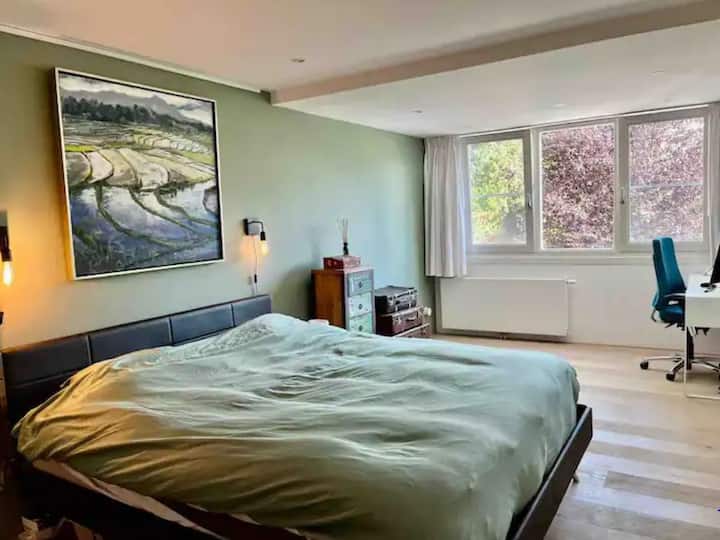 Hlavná spálňa s kancelárskymi priestormi a kúpeľňou s vlastnou kúpeľňou 