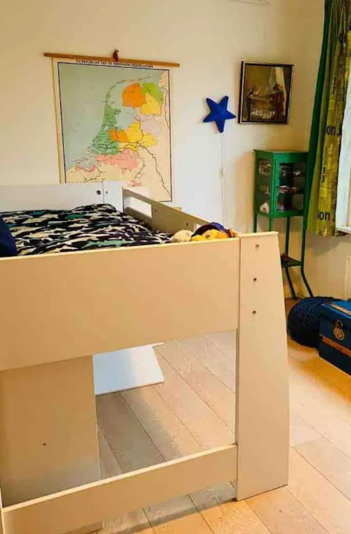 Tretia spálňa: Spálňa so stredne vysokým jednolôžkom (200 x 90 cm) 