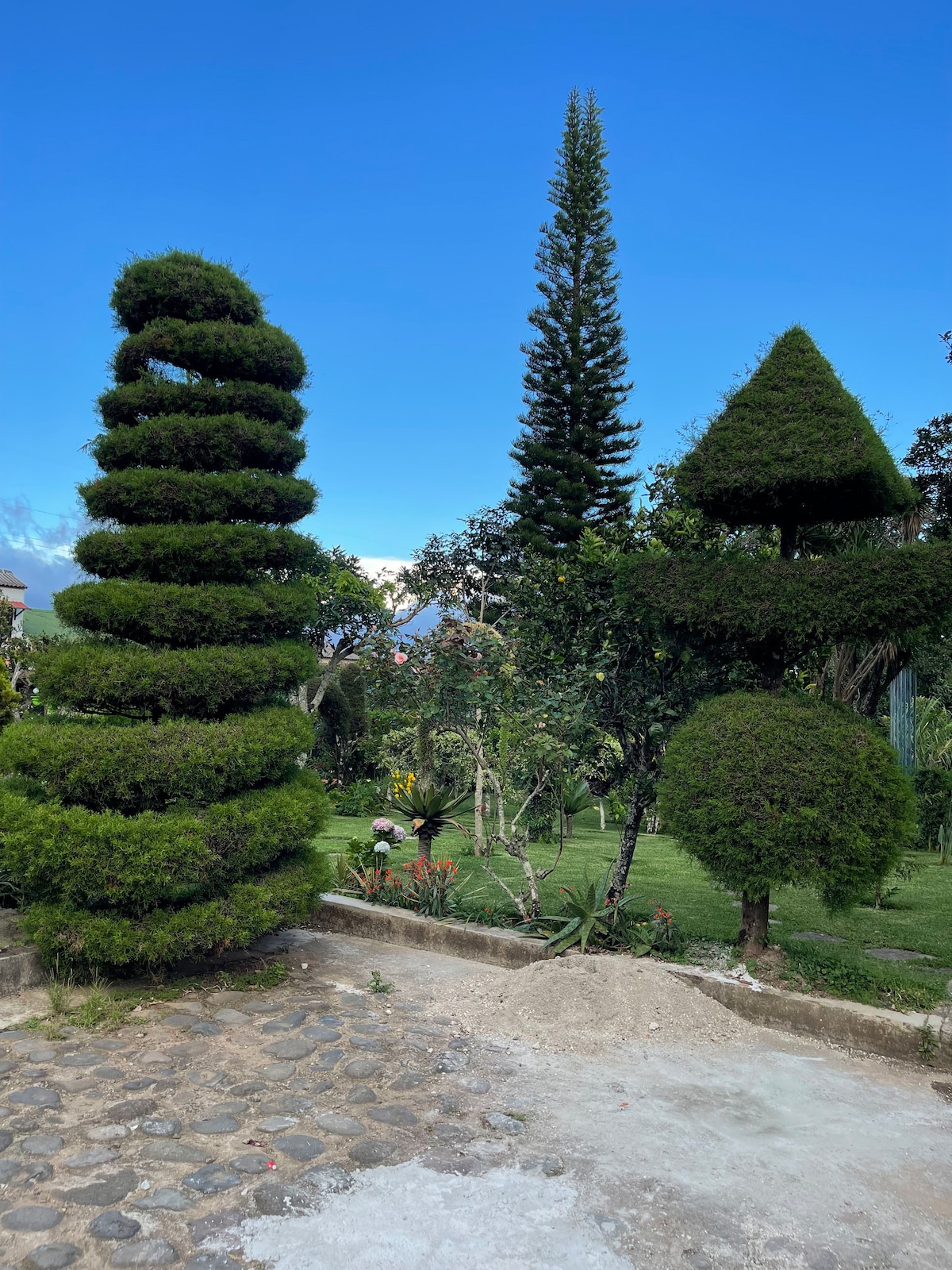 Apaneca house/bonfire/Albanian labyrinth