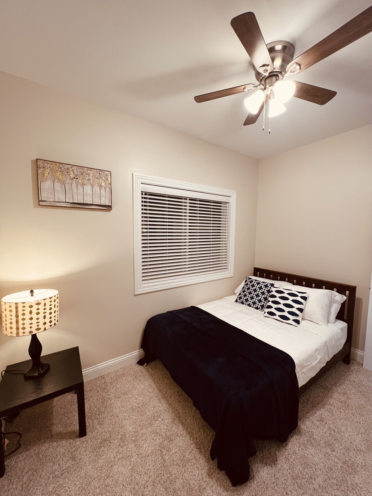 Покрај брачниот кревет, во третата спална соба има воздушен душек и свиткана кошара која се чува во плакарот за користење од гостите.  Во шкафот за складирање има дополнителна постелнина и душек за бебиња. По употребата, вратете го на истото место.