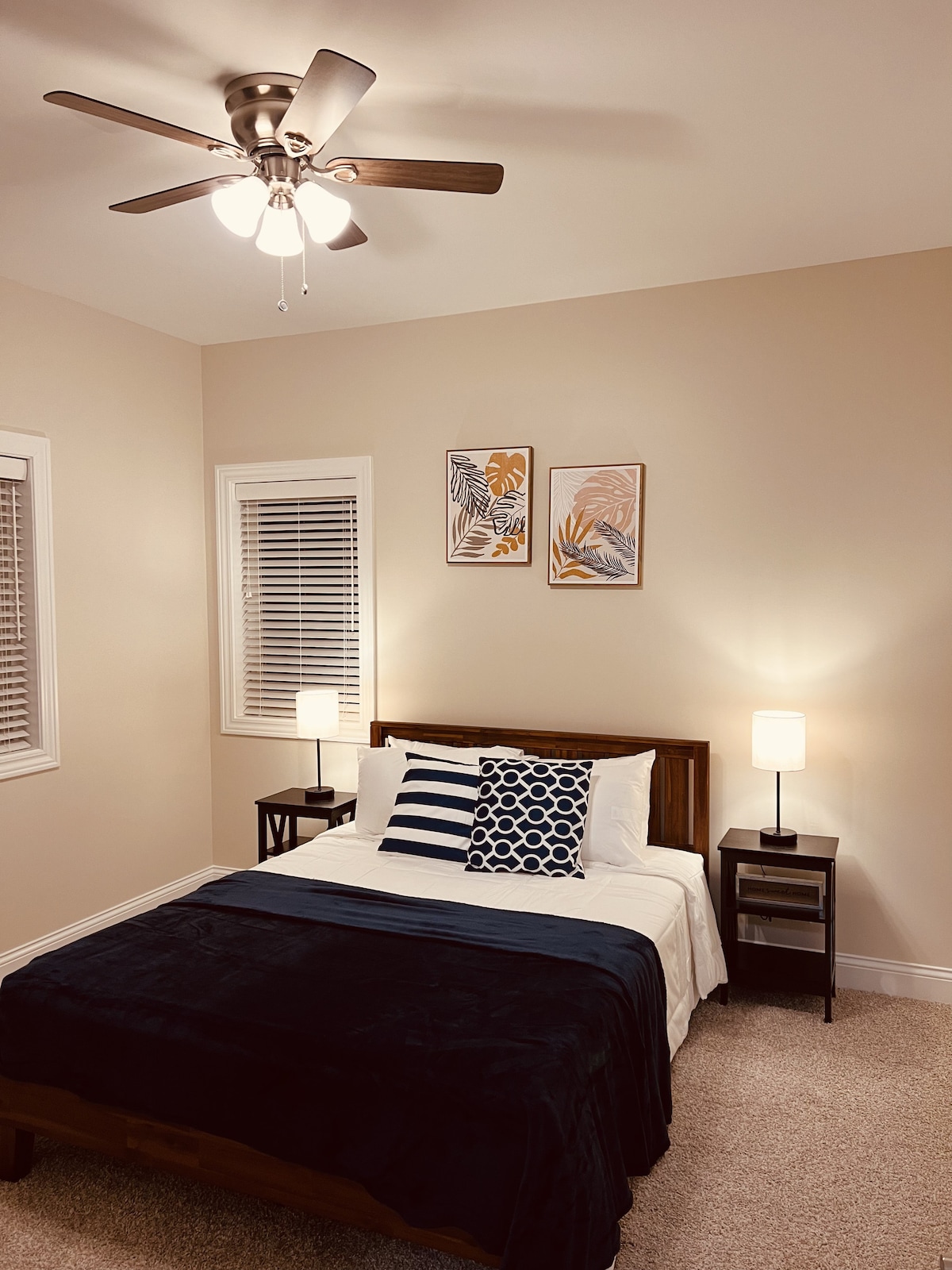 Опремена со удобен брачен кревет (широк 150-179 см), втората спална соба обезбедува мирен сон. Исто така, има светилки на допир кои може лесно да се вклучуваат и исклучуваат, заедно со USB порти за полнење за дополнителна погодност.