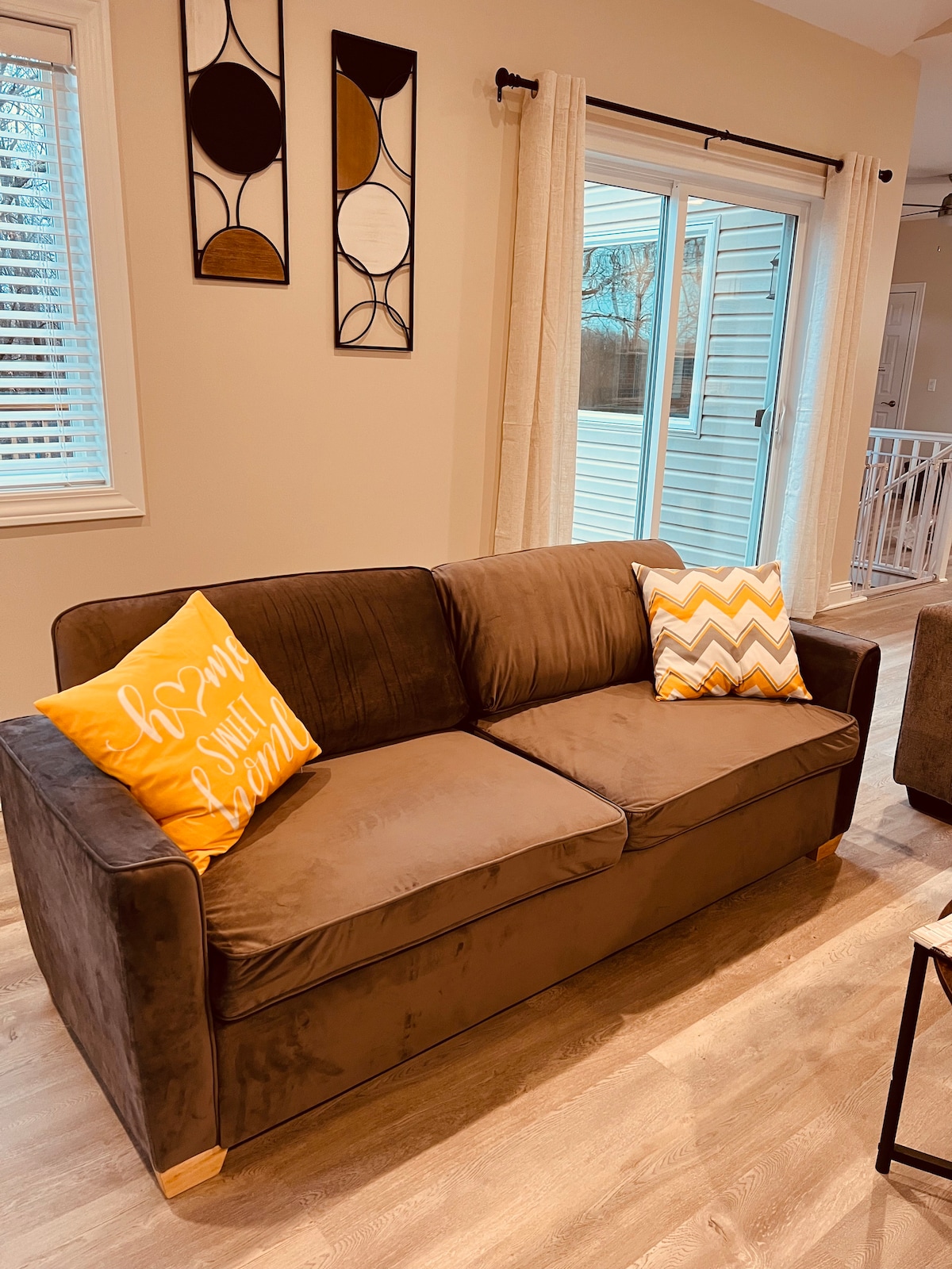 Дневниот простор има кауч на спуштање со големина на брачен кревет (широк 150-179 см) за ваша удобност и практичност.