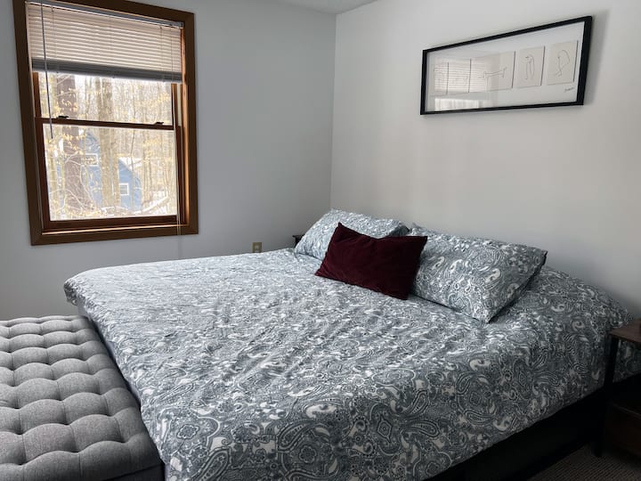 Დიდი ზომის საწოლი და საჭმლის სკამი. 