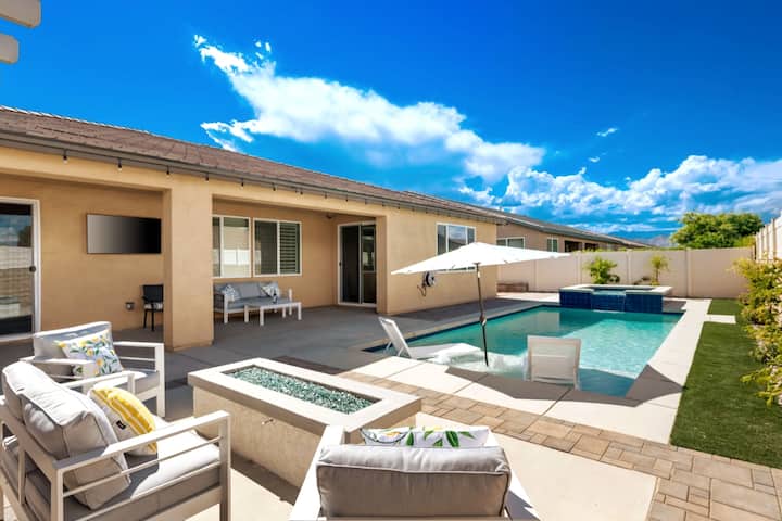Indio Spacious Entertaining Hideaway Pool Hot Tub - Indio, CA