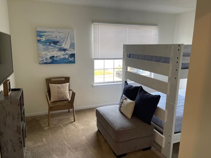 เตียงขนาดใหญ่ 2 เตียงเป็นเตียงสองชั้น