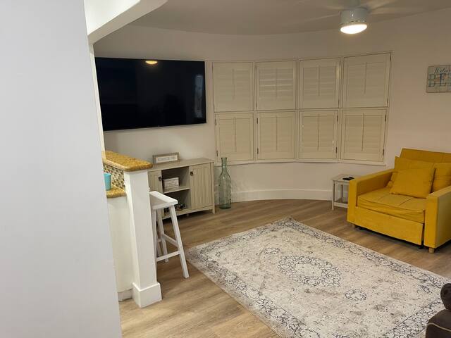 Beautiful 3 bedroom cottage with private rooftop gallery image 2