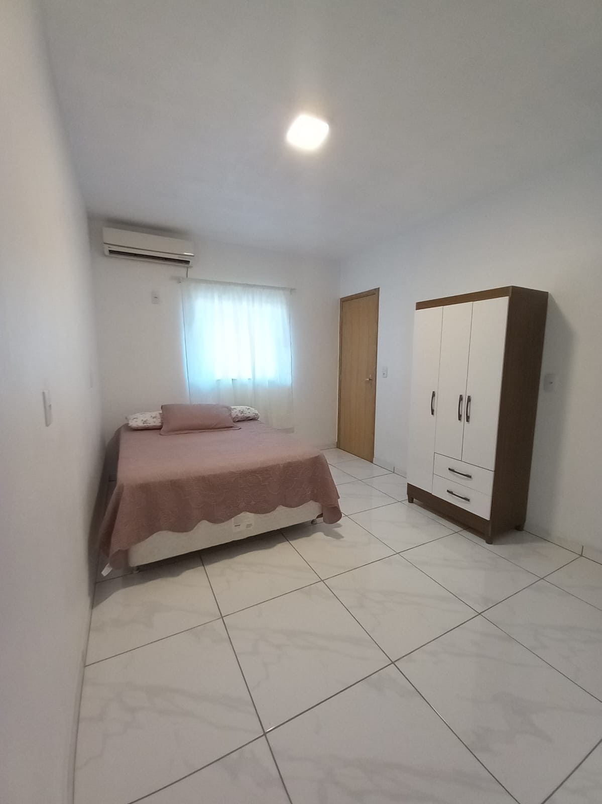 Стая с двойно легло, дрешник, климатик.