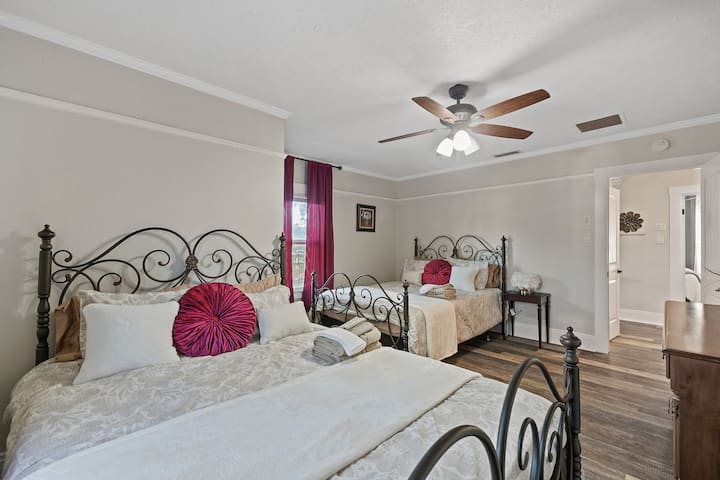 [Bedroom #3 / Upstairs] 2 Queen beds & smart TV