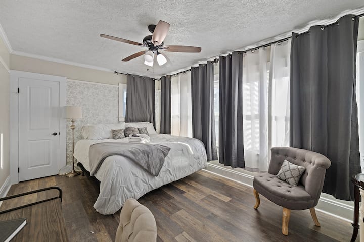 [Bedroom #2 / Upstairs] King bed & smart Tv