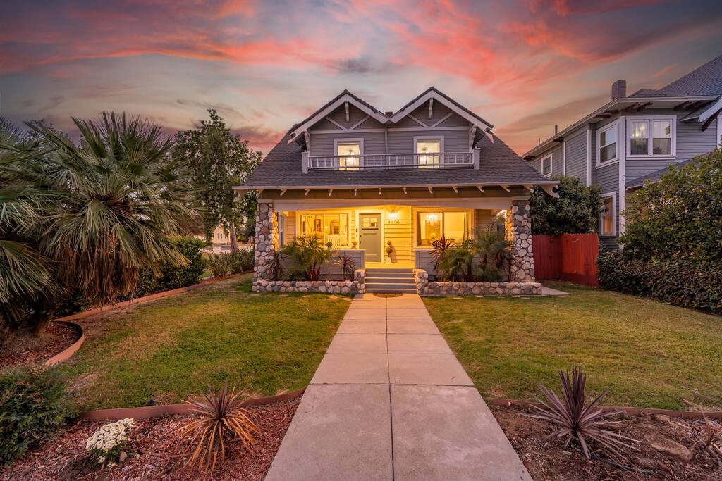 Downtown vintage, Hot Tub, Pool Table, Movie Room!