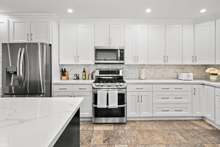 Vibrant Pool Home | LA Retreat gallery image 3