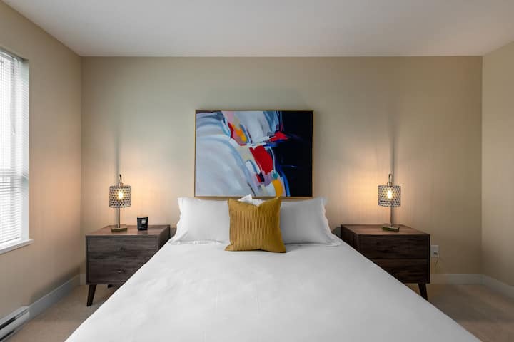 Lovely 3-bedroom Condo With Pool - Kelowna