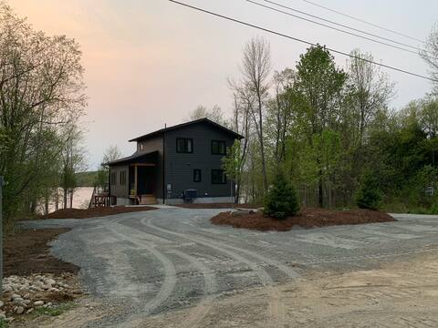 4-season waterfront cottage with sunset views