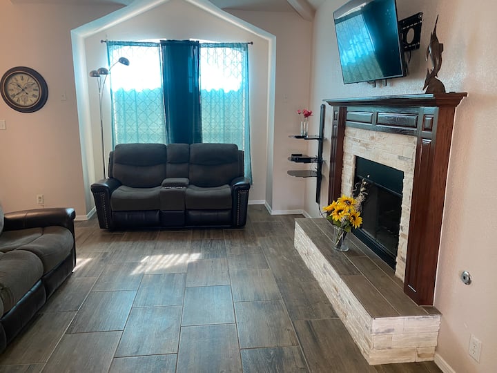 Relax In Beautiful 3 Bedroom 2 Bath Westside Home - Santa Teresa, NM