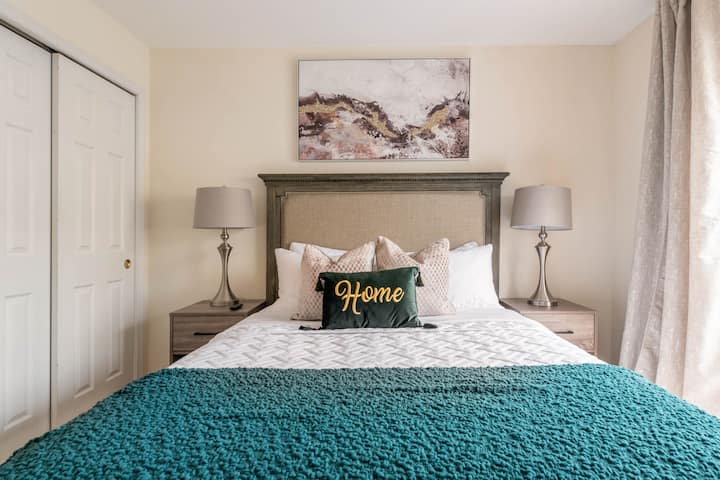 ห้องนอนพร้อมที่นอนขนาดควีนไซส์ทีวี 4K TCL ขนาด 50 นิ้ว (เน็ตฟลิกซ์และดิสนีย์ +)