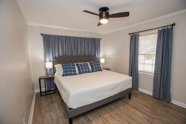 Druhá spálňa má manželskú posteľ s prémiovým matracom a super mäkkou posteľnou bielizňou.