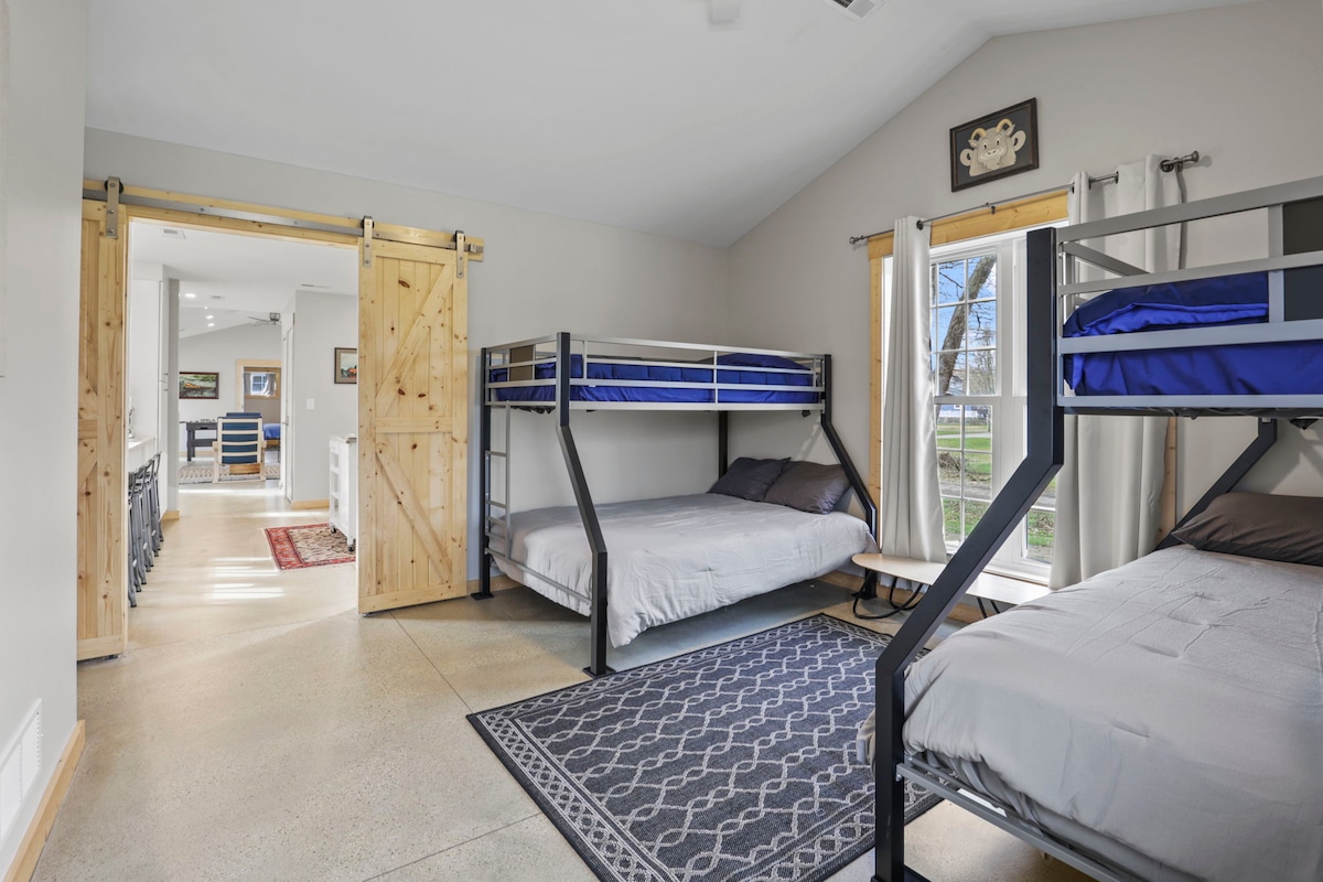 غرفة النوم رقم2 
سريران كاملان وسريران متماثلان