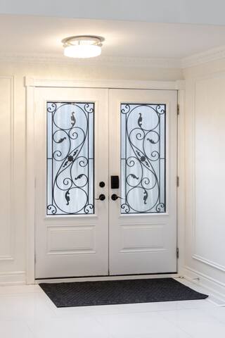 *NEW Luxury 4 Bdrm Home w Pool Table gallery image 2