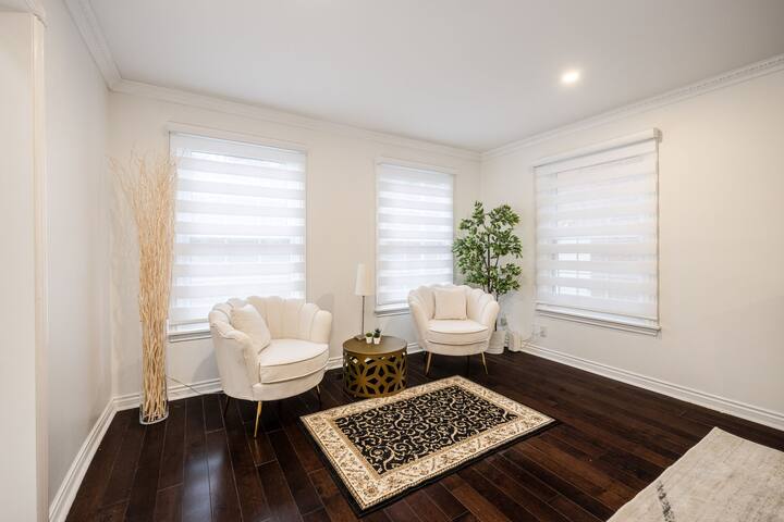 *NEW Luxury 4 Bdrm Home w Pool Table gallery image 4